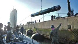 El submarino de propulsión nuclear «California», de maniobra en Rota