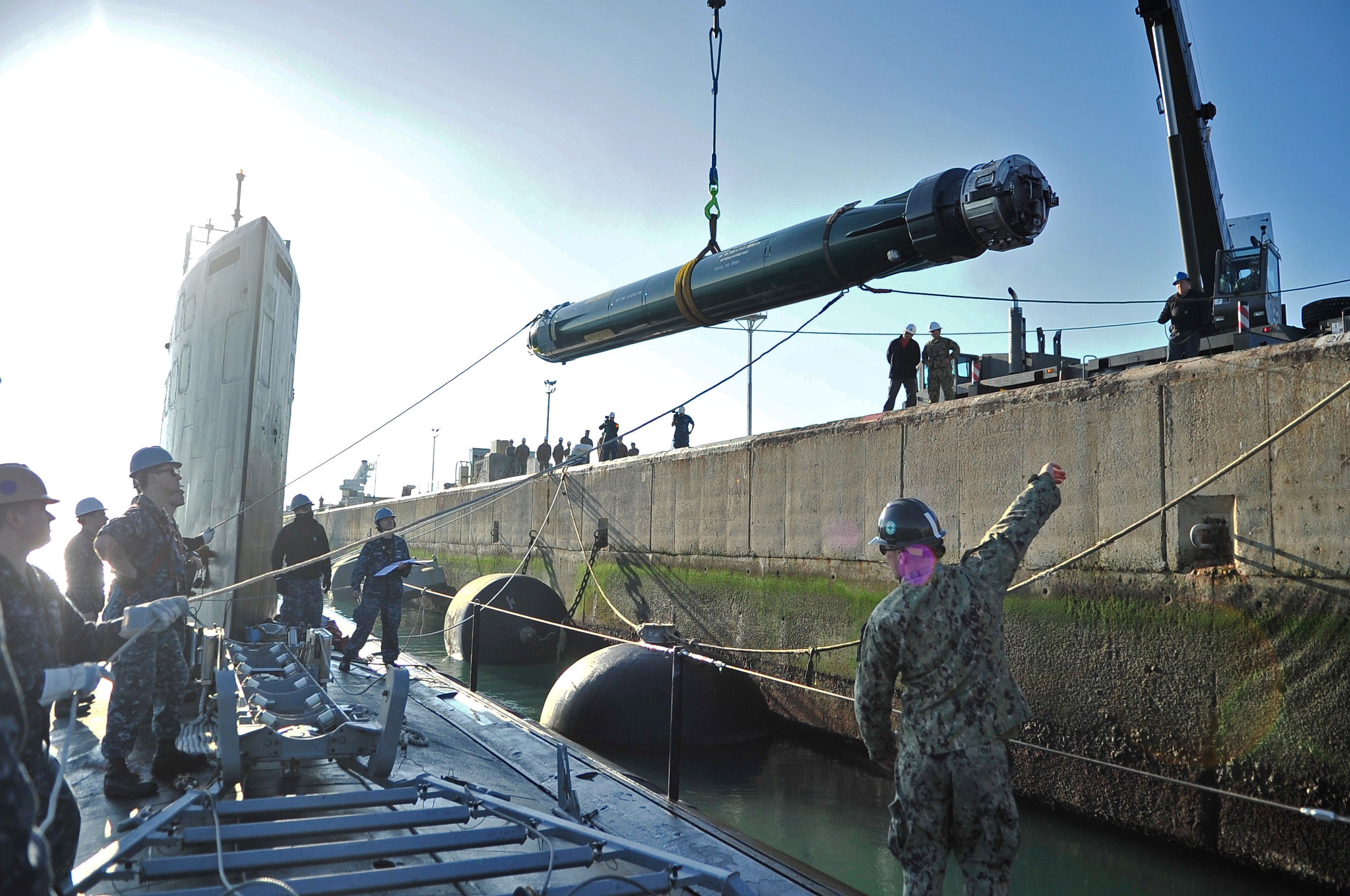 El submarino de propulsión nuclear «California», de maniobra en Rota
