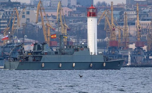 El cazaminas Duero, en el puerto ucraniano de Odesa… y Crimea a 325 kilómetros