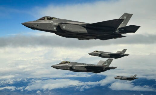 EE.UU. exhibe poder aéreo en Europa: despliega cuatro F-35, su caza más moderno