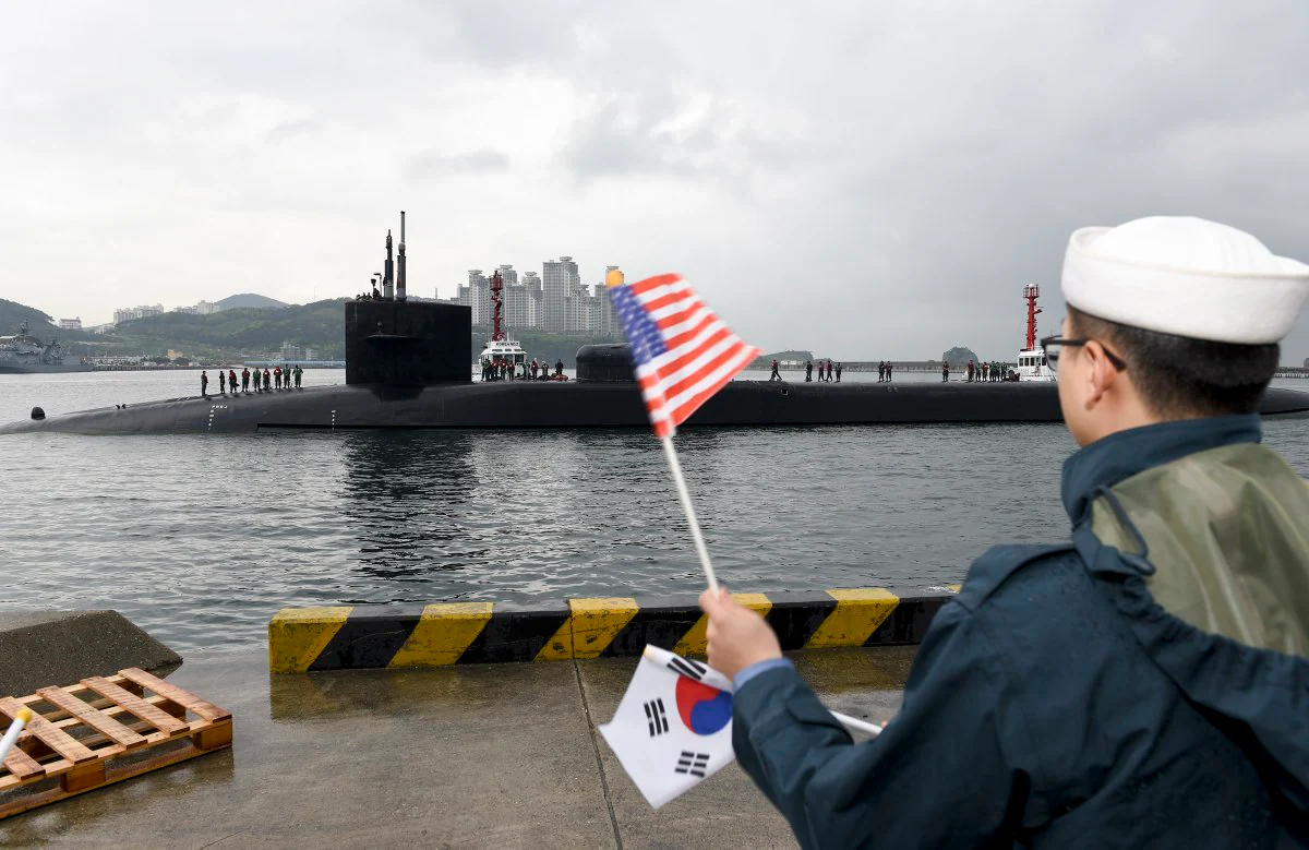 Un submarino de EE.UU. con misiles guiados Tomahawk sale a flote en Corea del Sur