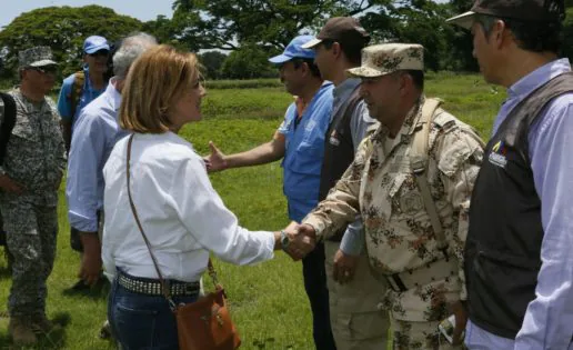 Cospedal defiende en Colombia una paz “que no cambie el relato de lo que ocurrió”