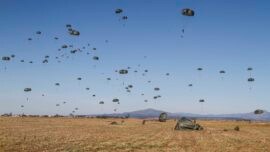 Vídeo: el salto de 200 paracaidistas de la Bripac desde 11 helicópteros Chinook