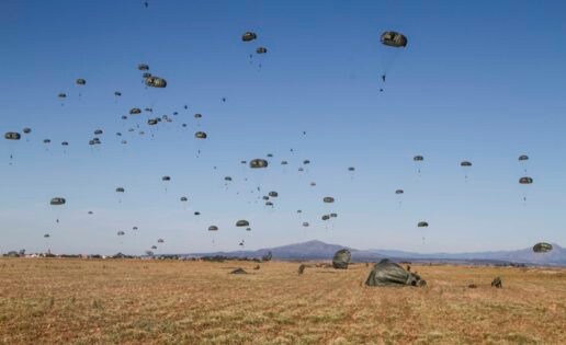 Vídeo: el salto de 200 paracaidistas de la Bripac desde 11 helicópteros Chinook