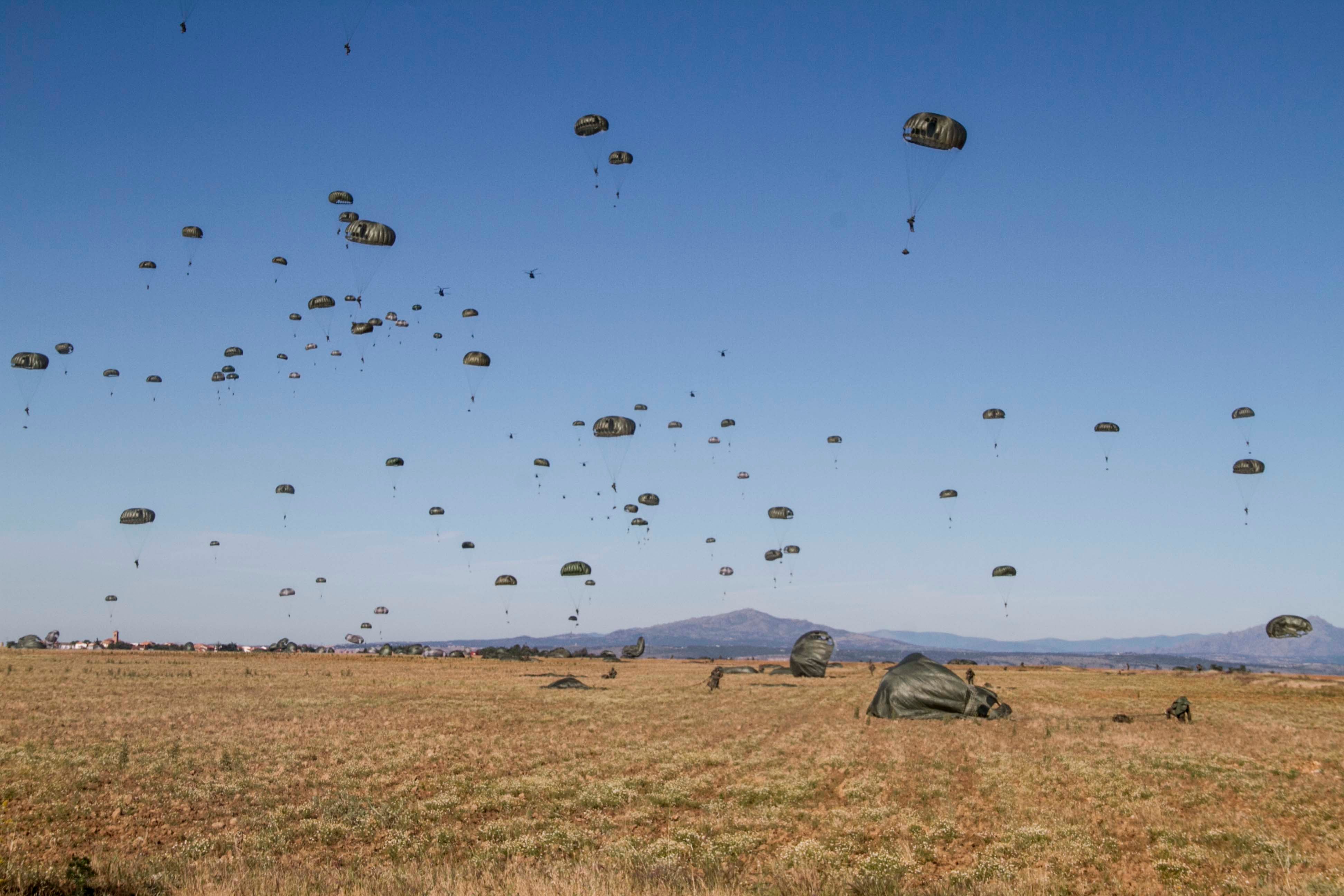 Vídeo: el salto de 200 paracaidistas de la Bripac desde 11 helicópteros Chinook