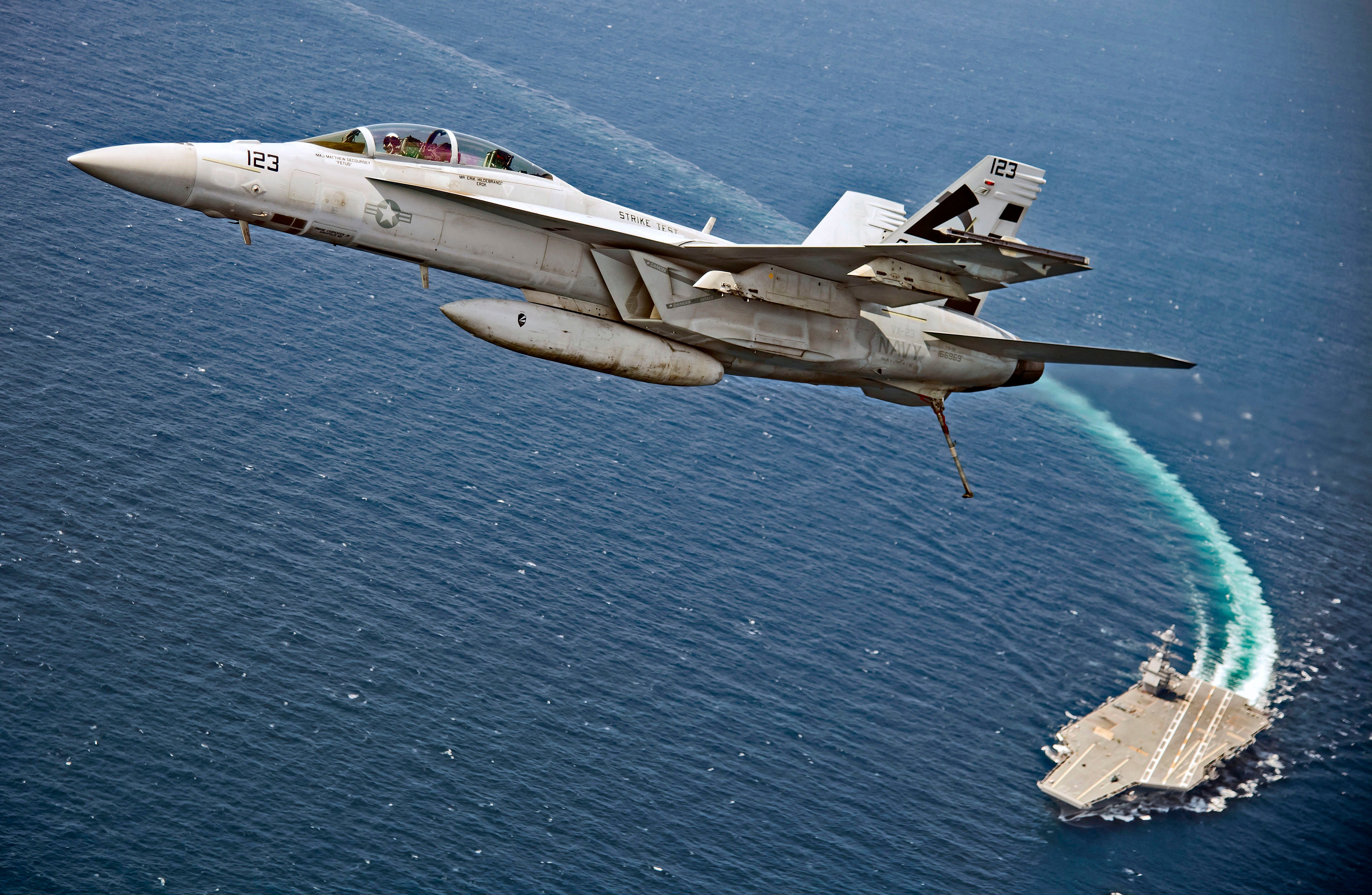 El primer despegue y aterrizaje de un avión desde el nuevo portaaviones «Gerald R. Ford»