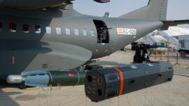 Airbus exhibe en Dubai su nueva versión del avión de transporte C-295 con armamento