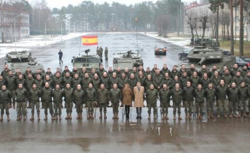 Cospedal comprueba en Letonia el uso del misil contracarro «Spike»… a 200 km. de Rusia