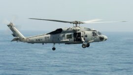 La Armada amplía la compra de helicópteros usados SH-60F de EE.UU.