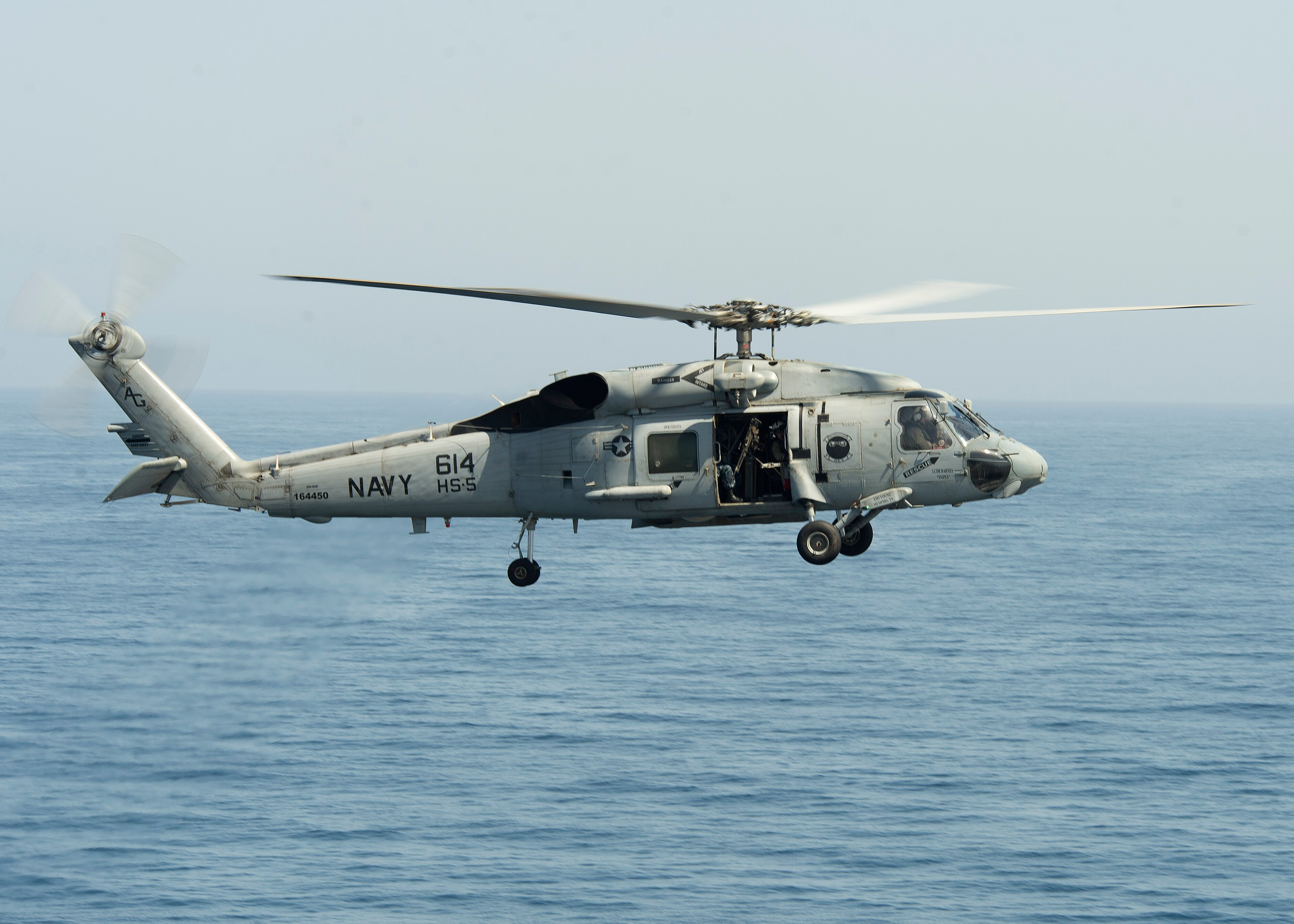 La Armada amplía la compra de helicópteros usados SH-60F de EE.UU.