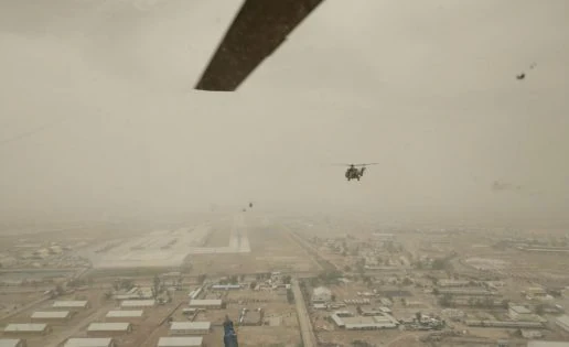 Los helicópteros del Ejército llegan a Irak escoltados por los Blackhawk