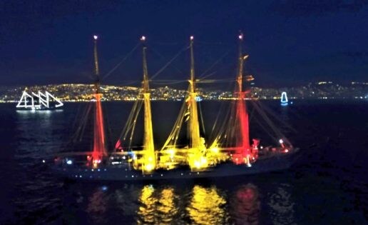 Vídeo: el buque «Juan Sebastián de Elcano» rinde homenaje a la Bandera Nacional