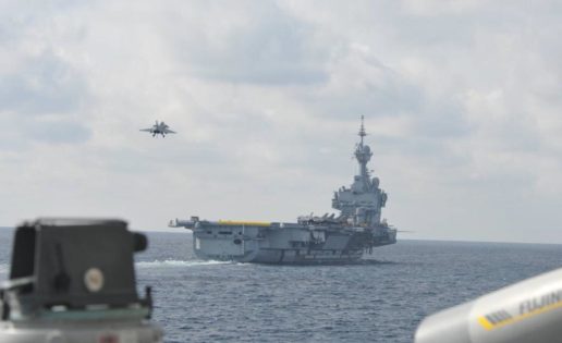 La fragata Cristóbal Colón junto al portaaviones Charles de Gaulle