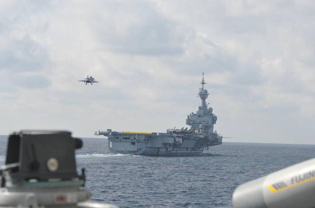 La fragata Cristóbal Colón junto al portaaviones Charles de Gaulle