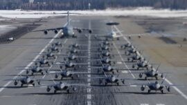 Alaska (I): EE.UU. exhibe poderío aéreo con 24 cazas F-22