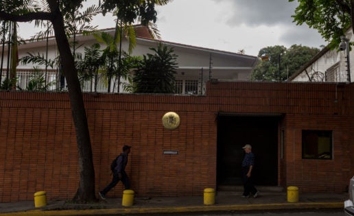 Exteriores comprará un vehículo blindado para la Embajada en Caracas