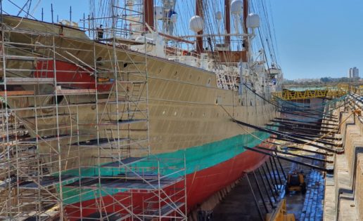 Las imágenes del buque Elcano en su varada en San Fernando