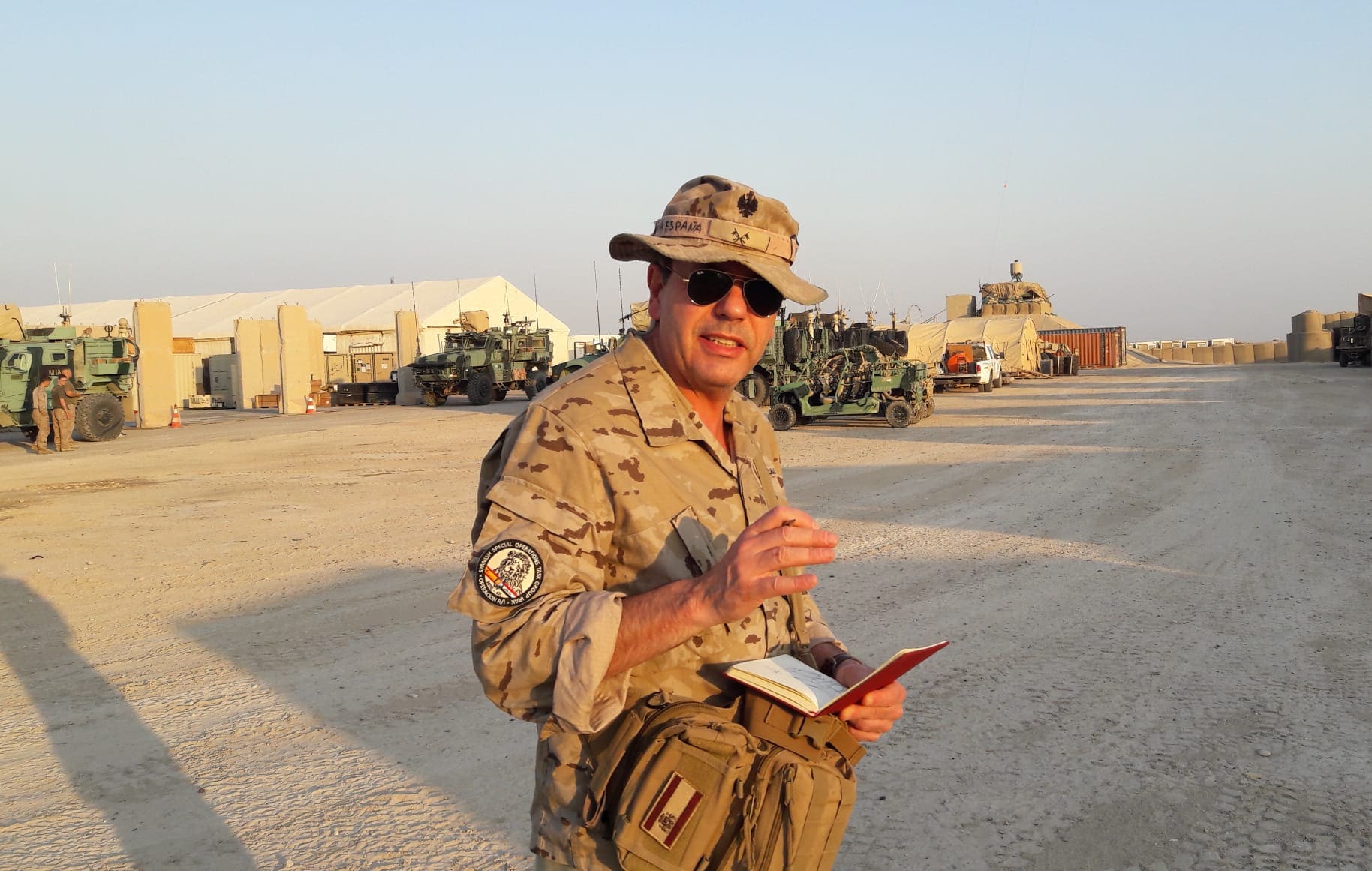 El pintor Ferrer-Dalmau viaja a Irak para esbozar la misión de las tropas españolas