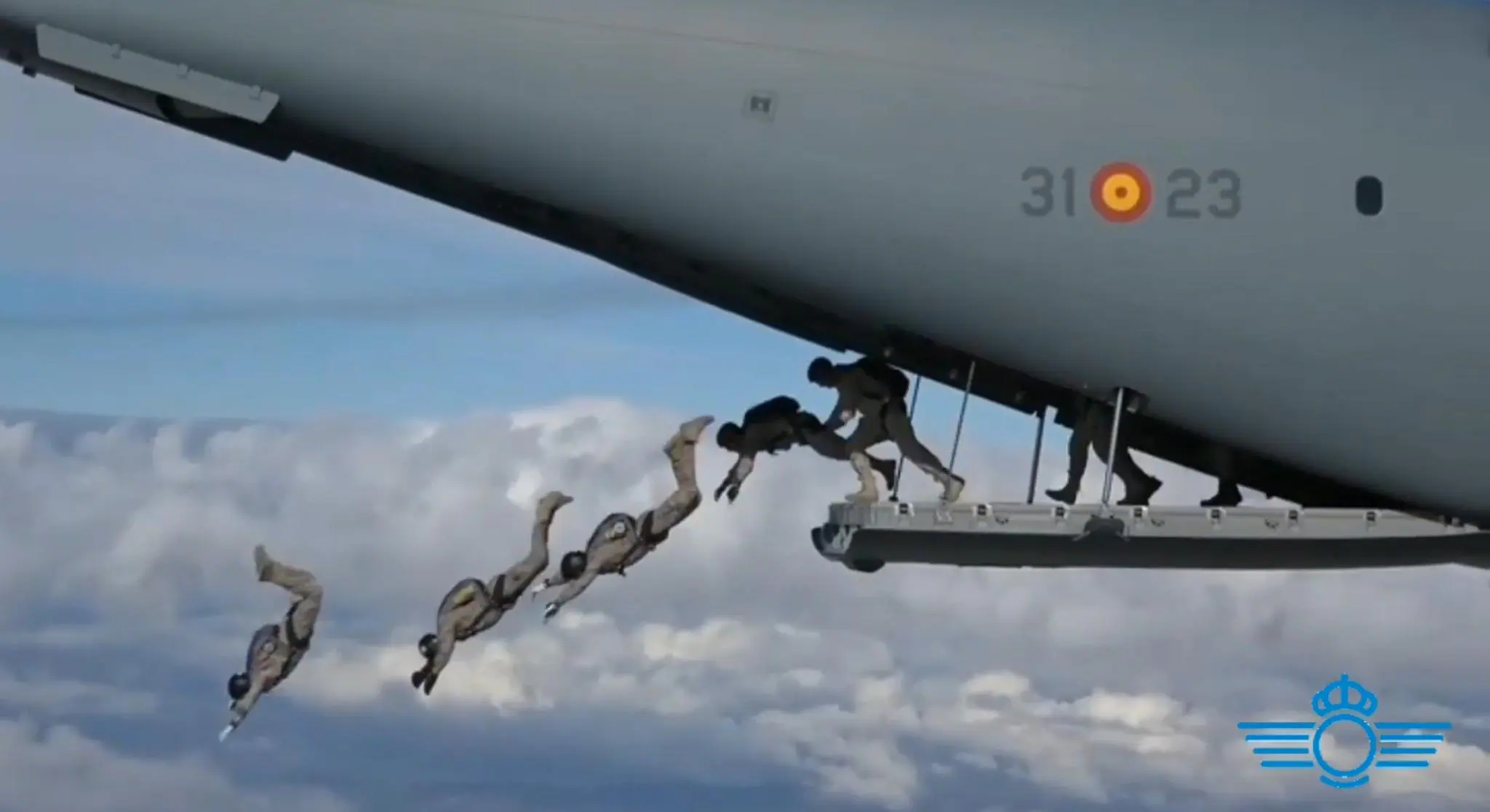 Vídeo: el salto masivo de 114 paracaidistas desde un avión A400M