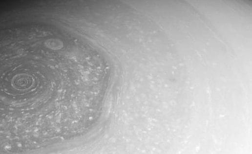 Misterioso hexágono gigante en la atmósfera de Saturno
