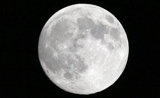 Encuentran agua en el ecuador de la Luna