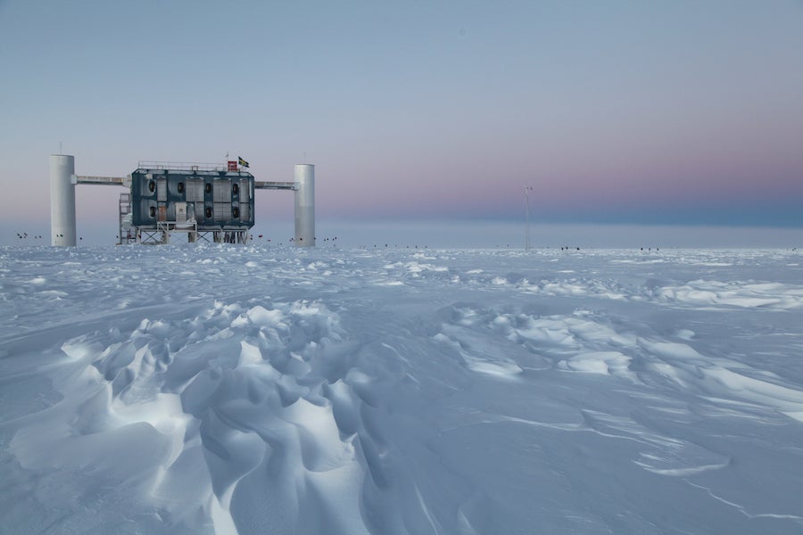 Un detector en el Polo Sur registra 28 neutrinos de alta energía de origen extraterrestre