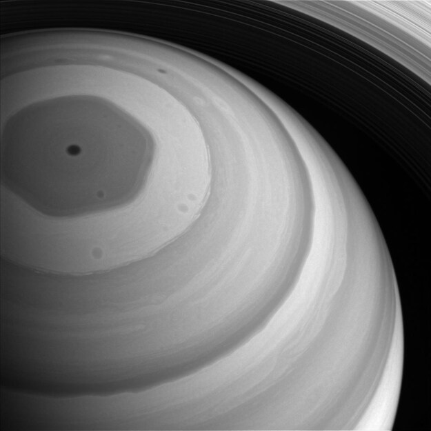 Aparece un segundo hexágono en la estratosfera de Saturno