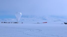 Detectan extrañas partículas surgiendo de los hielos de la Antártida