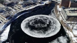 Aparece un círculo perfecto de hielo de casi cien metros en un río de Estados Unidos