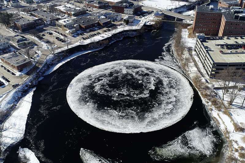 Aparece un círculo perfecto de hielo de casi cien metros en un río de Estados Unidos