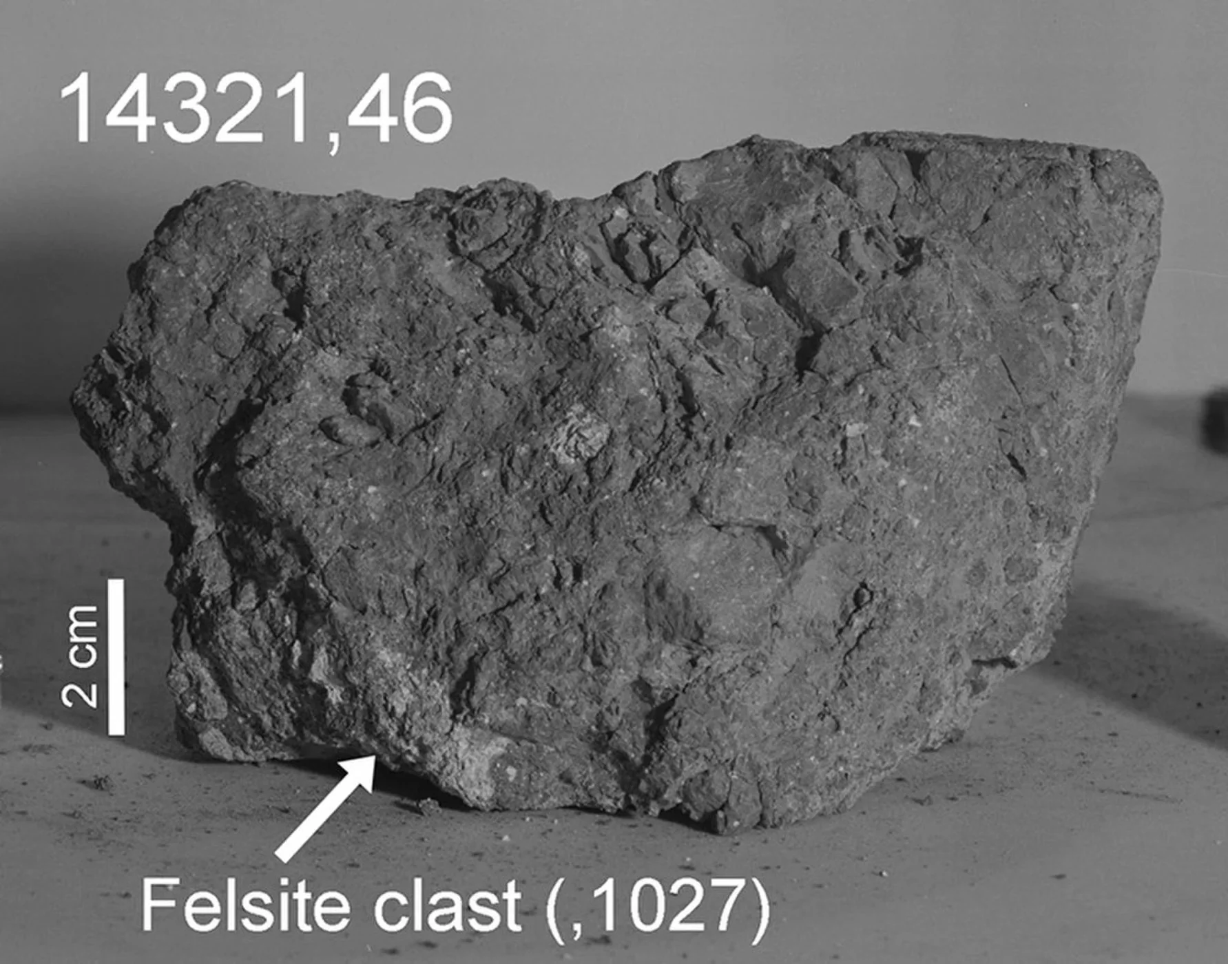 Hallan una de las rocas más antiguas de la Tierra… en la Luna