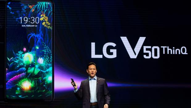 LG presenta el V50, un teléfono con dos pantallas, y el LG G8 que se maneja con gestos