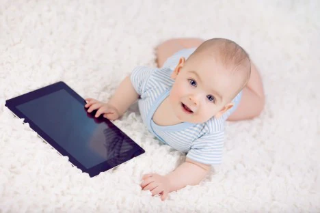 Con 2 años, los niños saben manejar pantallas táctiles