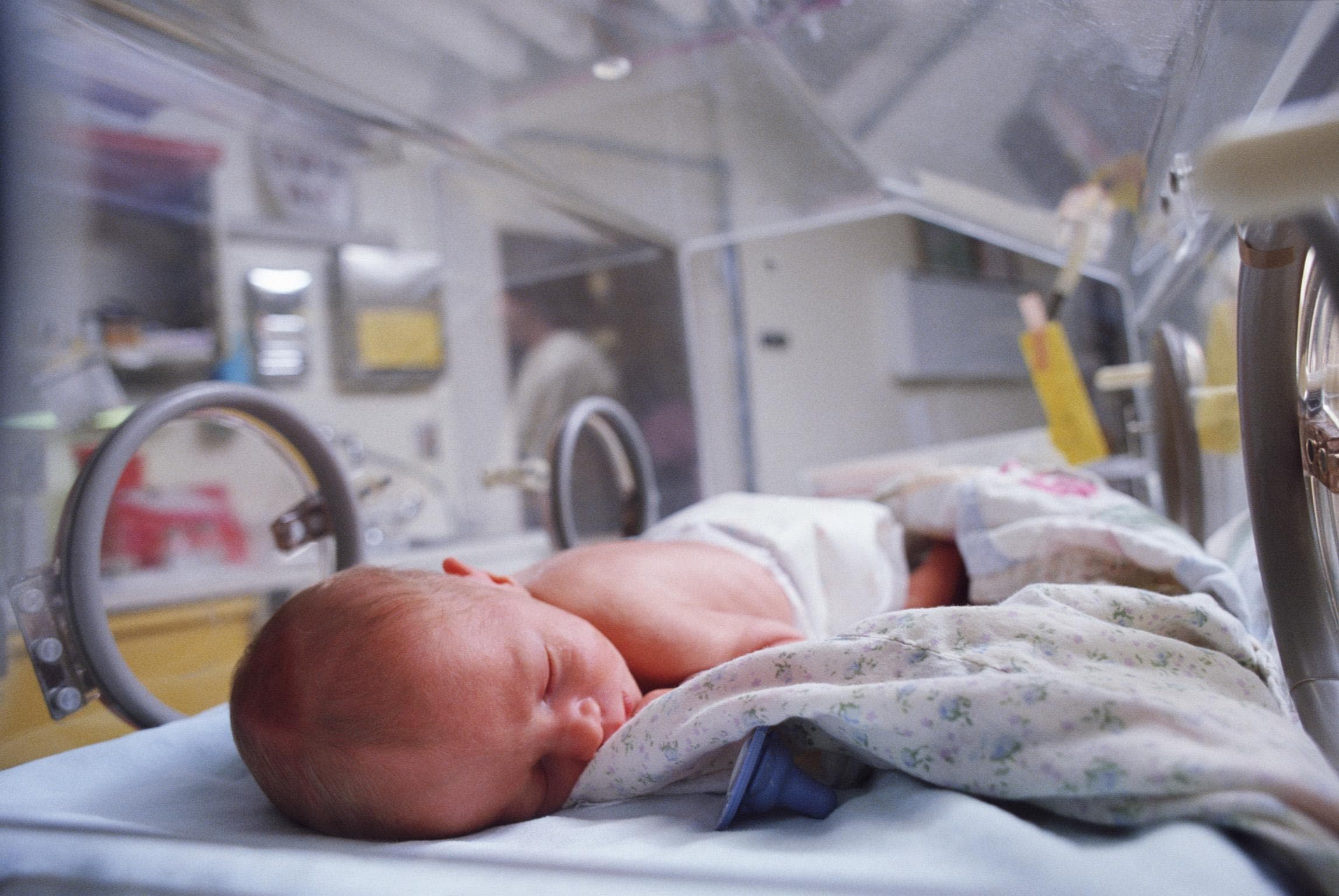 Роды детей в больнице. Недоношенный новорожденный.