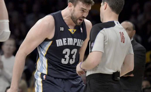 El codazo de Marc Gasol a su hermano Pau