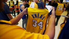 Un error obliga a los Lakers a volver a homenajear a Shaq