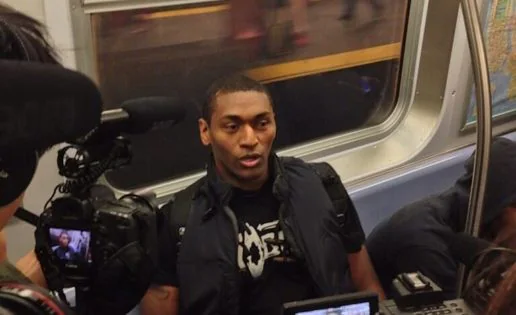 Una estrella de la NBA va en metro para jugar en el Garden