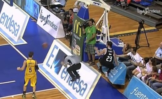 Un balonazo de Llull acaba con un árbitro grogui