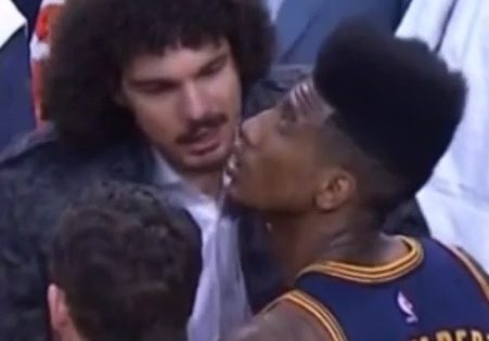 El «beso» indiscreto de Shumpert y Varejao