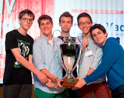 Tres mensajes y 76 trofeos