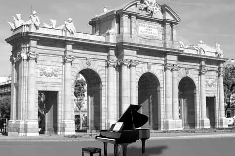 Siete pianos, a disposición de quien quiera tocarlos, en la calle Serrano