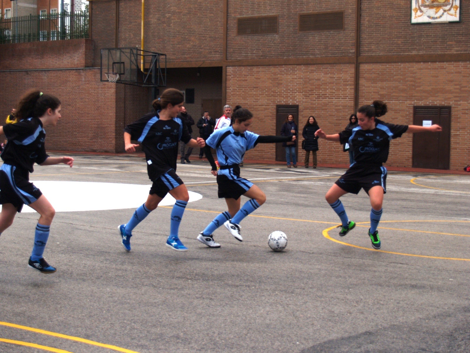 Claret y San Patricio Serrano anotan su primera victoria fuera de casa