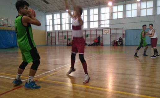 Jugadores comprometidos en una jornada de frío invernal