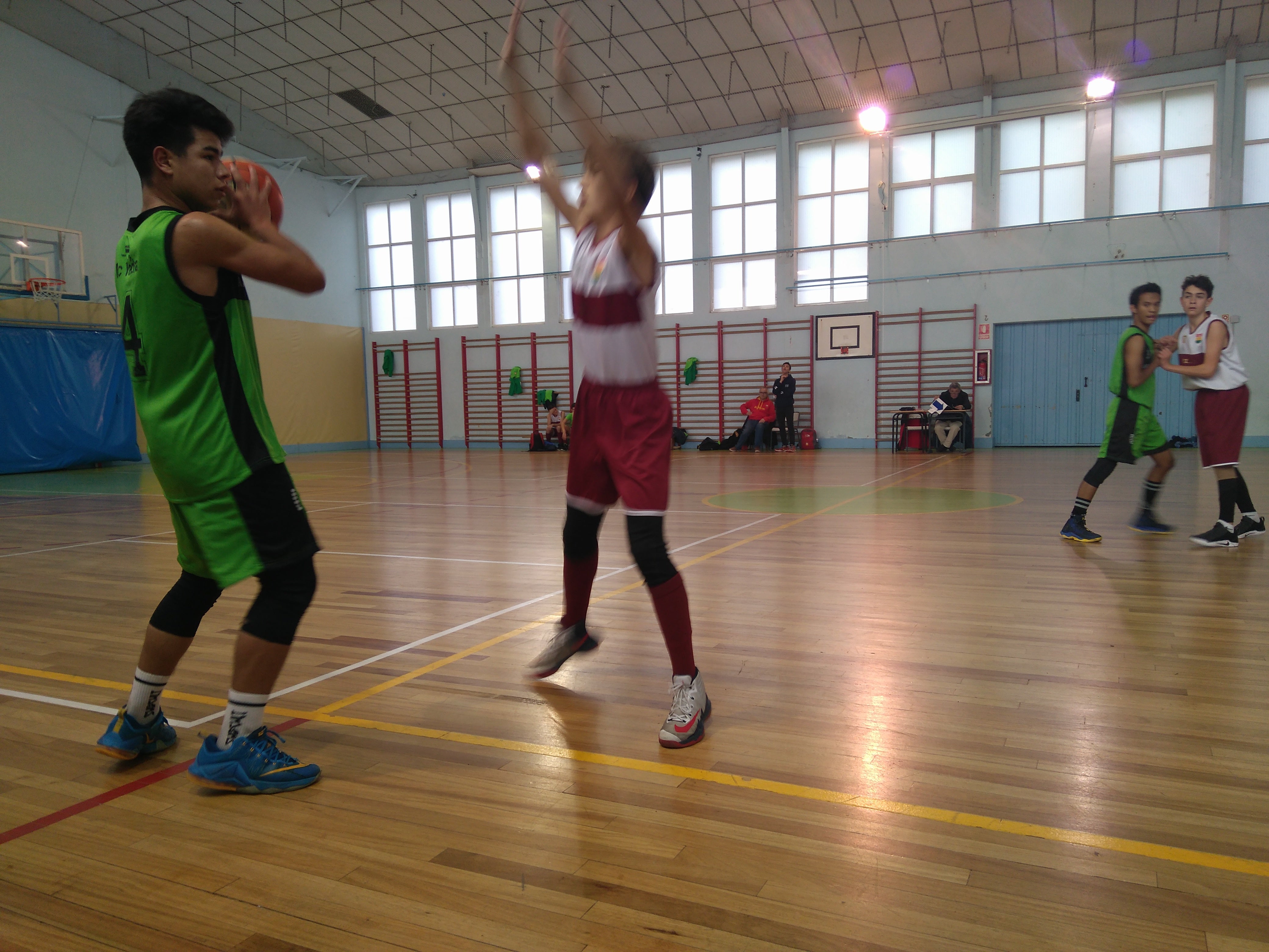 Jugadores comprometidos en una jornada de frío invernal