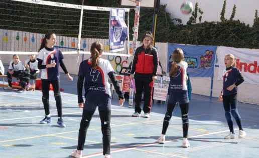 Las mejores imágenes del partido de voleibol alevín entre San Eulogio y Saint Louis des Français “A”