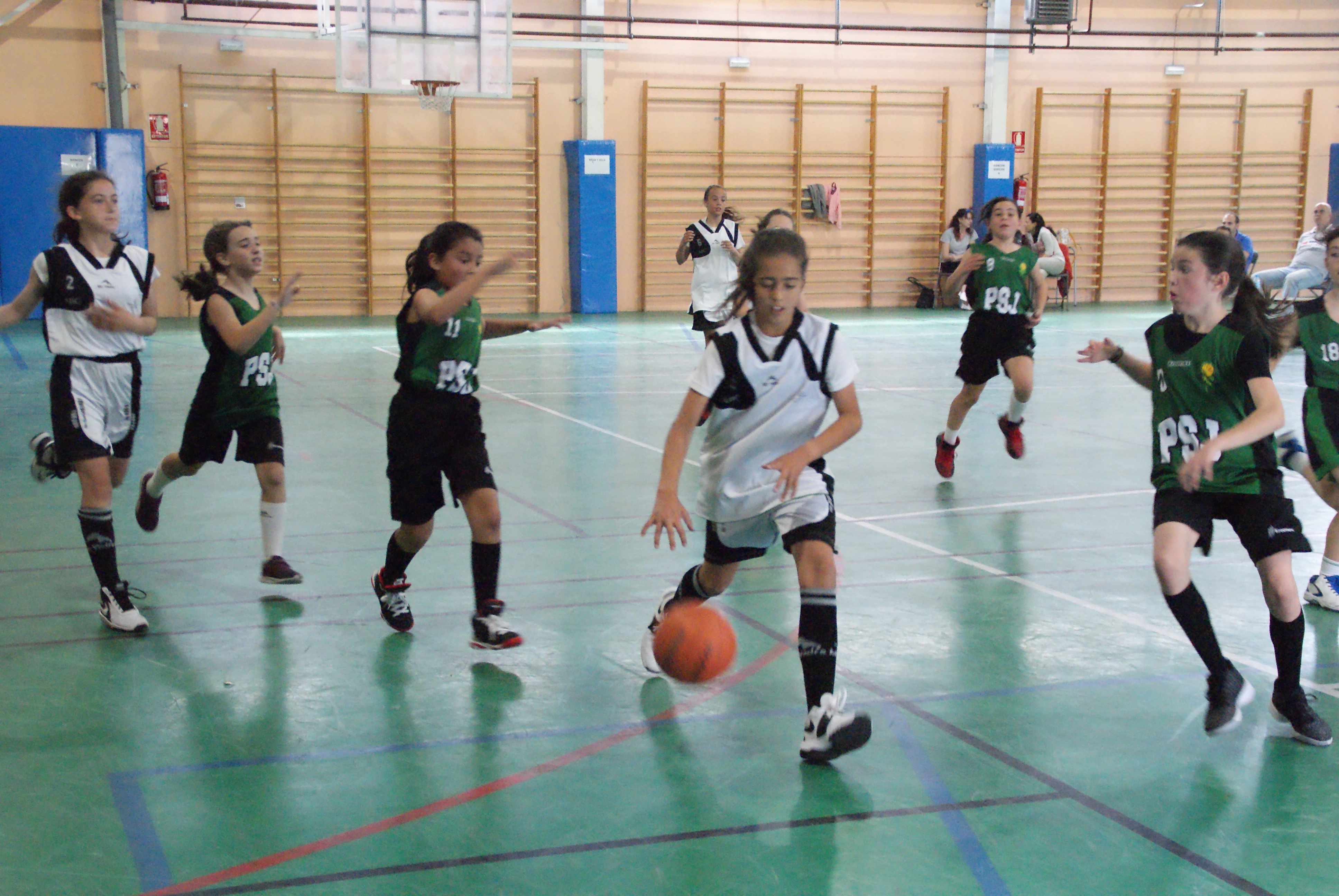 Las mejores imágenes del partido de baloncesto alevín femenino entre Valdefuentes y Patrocinio San José