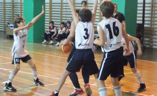 Las mejores imágenes del partido de baloncesto entre Claret “A” y San Patricio Soto “A”