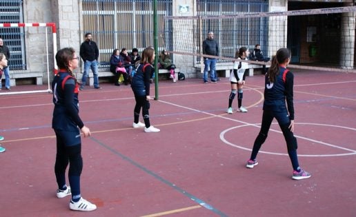 San Agustín, equipo debutante, coolidera el grupo 1 de vóley alevín mixto