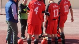 Dos emocionantes partidos de fútsal en una mañana muy soleada