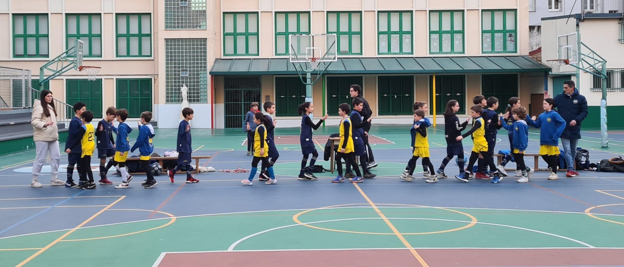 Los Reyes Magos llenan Madrid de balones de minibasket